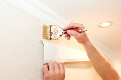 Pose de papier peint à Ayn — revêtements muraux et toiles de verre